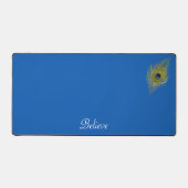 Peacock Feather & Kalligrafie op Lake Blue Bureaumat (Voorkant)