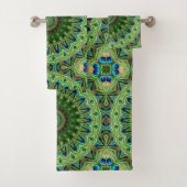 Peacock Feather Mandala Emerald en Blue Symmetry Bad Handdoek (Insitu)