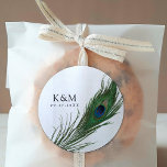 Peacock Feather Poise | Weddenschap Ronde Sticker<br><div class="desc">Een set unieke trouwstickers op maat van je elegante bruiloft. Het bevat een afbeelding van een elegante pauw naar de zijkant. Aan de andere kant zijn je bruid en bruidegom's initialen en bruiloft of verloving date.</div>
