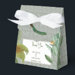 Peacock Feather Tropical Greenery Wedding Bedankdoosjes<br><div class="desc">Een  vredeskolibrie met een tropische groen en een demaspatroon achtergrond. Dit ontwerp is ideaal voor alle seizoenen. Een elegant ontwerp van de waterverf in een hedendaags thema. Een klastige bruiloft bedankt je voor de gunst met glorieuze vrek veren en moderne elementen. Er zijn ook huwelijksuitnodigingen en andere kantoorbenodigdheden beschikbaar.</div>
