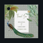 Peacock Feather Tropical Greenery Wedding Bedankjes Labels<br><div class="desc">Een vredeskolibrie met een tropische groen en een demaspatroon achtergrond. Dit ontwerp is ideaal voor alle seizoenen. Een elegant ontwerp van de waterverf in een hedendaags thema. Een klastige bruiloft bedankt je dat je een oormerk hebt met glorieuze paukveren en moderne elementen. Er zijn ook huwelijksuitnodigingen en andere kantoorbenodigdheden beschikbaar....</div>