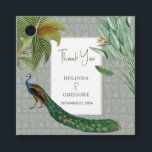 Peacock Feather Tropical Greenery Wedding Bedankjes Labels<br><div class="desc">Een vredeskolibrie met een tropische groen en een demaspatroon achtergrond. Dit ontwerp is ideaal voor alle seizoenen. Een elegant ontwerp van de waterverf in een hedendaags thema. Een klastige bruiloft bedankt je dat je een oormerk hebt met glorieuze paukveren en moderne elementen. Er zijn ook huwelijksuitnodigingen en andere kantoorbenodigdheden beschikbaar....</div>