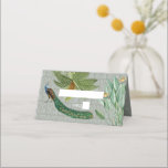 Peacock Feather Tropical Greenery Wedding Plaatskaartje<br><div class="desc">Een  vredeskolibrie met een tropische groen en een demaspatroon achtergrond. Dit ontwerp is ideaal voor alle seizoenen. Een elegant ontwerp van de waterverf in een hedendaags thema. Een klassiek ontwerp voor een trouwplaatskaart met glorieuze vredesveren en moderne elementen. Er zijn ook huwelijksuitnodigingen en andere kantoorbenodigdheden beschikbaar.</div>