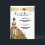 Peacock feather trouwjurk vrijgezellenfeest kaart<br><div class="desc">Een prachtige gouden pauw veren pluim rust op de top van een witte band omzoomd met goud en heeft decoratieve bloeiende wervelingen aan weerszijden ervan. Onder de band zijn op maat gemaakte zwarte sjablonen en een mooie bruid met een prinsessenstijl gouden trouwjurk gemaakt van fijn zijde en pauwenveren. Ze draagt...</div>