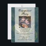 Peacock Feather Wedding Engagement Party Foto Kaart<br><div class="desc">Uitnodiging voor verlovingsfeest met foto! Vier je verloving in een kunstig en uniek pauwenthema met deze prachtige bruiloft bijpassende set. Met stijlvol, rijk en luxe kunstwerk van een pauwenveer detail in kleuren van kobaltblauw, blauwgroen en celadon lichtgroen. Achtergrond in donkeraqua blauw met een antiek was en wervelend design. © 2010...</div>