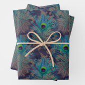 Peacock Feathers op Paars Inpakpapier Vel (In situ)