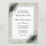 Peacock Feathers Wedding Kaart<br><div class="desc">Een prachtig en bijtend ontwerp met een rolpatroon met twee pekelveren accentueren deze elegante trouwuitnodiging. Peacockveren zijn bedrukt — NIET WERKELIJKE VEREN.</div>