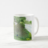 Peacock in een tuin Witte Mok (Voorkant rechts)