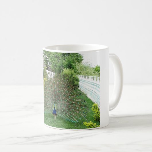 Peacock in een tuin Witte Mok (Voorkant rechts)
