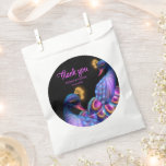 Peacock Jewel Tones Bruiloft Bloemen Moody paarse Bedankzakje<br><div class="desc">Deze huwelijksgunsttassen transformeren elke gunst in onvergetelijke tokens van de verfijning van uw evenement. Als gasten deze favoriete tassen ontvangen, nemen ze gekoesterde herinneringen mee aan de schoonheid van uw evenement en de gekoesterde momenten die worden gedeeld. Geweldige keuze voor bruiloften, verloving, repetitie diner. Of uw bruiloft nu plaatsvindt tegen...</div>