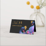 Peacock Jewel Tones Bruiloft Bloemen Moody paarse Plaatskaartje<br><div class="desc">Deze kaarten zijn meer dan alleen maar zitarrangementen; het zijn artistieke accenten die een vleugje weelde toevoegen aan elke stoel op je viering. Uw gasten verdienen het om in stijl te zitten. Deze plaatskaarten verbeteren de visuele aantrekkingskracht van uw evenement terwijl u de gasten naar hun aangewezen stoelen leidt. Of...</div>