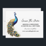 Peacock luxe vogel wit goud minimalistische chic save the date<br><div class="desc">Een prachtig 3D-ogend ontwerp met een enkele iriserende pauw in schitterend blauw, smaragdgroen, blauwgroen en goud tegen een grimmige witte achtergrond met bewerkbare vloeiende kalligrafie en vetgedrukte lettertypen erop die kunnen worden gewijzigd in elke formulering van uw keuze. Deze chique en stijlvolle illustratie is ideaal voor een landelijke outdoor of...</div>