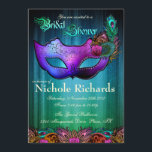 Peacock Masquerade Bridal Shower Uitnodiging<br><div class="desc">Peacock Masquerade Bridal Shower Uitnodiging. Een fancy en elegante uitnodiging met een blauwe en groene achtergrond. De onderkant bevat verschillende regenboogkleurige vredesveren en rozen. Een elegant paars masker is gecentreerd op de uitnodiging met de verschillende regenbooggekleurde vredesveren rond de randen ervan. De maskerogen zijn gehuld met neusdeeltjes (neusdeeltjes). Dit is...</div>