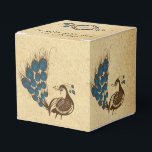 Peacock Monogram Bruiloft Favor Box Bedankdoosjes<br><div class="desc">Dit prachtige ontwerp, Peacock Monogram Wedding genaamd, heeft een geïnspireerd design. De achtergrond is een donkere crème met kleine sproeten. Aan de voorzijde van de uitnodiging staan een handgetekende pen en een inktschets van een cirkelmedaillon met blauwe design van floraal blad. Aan beide zijden van het medaillon is er een...</div>