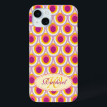 Peacock patroon gele roze naam hoesje<br><div class="desc">Vette moderne pauw/peafowl gepatterd grafisch hoesje. Een geweldig cadeauidee voor immoraliteit of eeuwig liefde als de pauw is een symbool van onsterfelijkheid. Personaliseer met jouw naam en initiaal. In dit voorbeeld staat: Justine W. Origineel ontwerp van Sarah Trett.</div>
