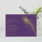 Peacock Plume in Gold and Plum Wedding Invitation Kaart (Staand voorkant)