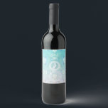 Peacock romantische bruiloft, hart en gepersonalis wijn etiket<br><div class="desc">Deze gepersonaliseerde kunstcreatie van een aqua blauwe pauwvogel op de achtergrond van kristal voor goede energie,  liefdesharten en bloemen is een prachtig geschenk voor uw geliefde of familielid. Ideaal voor een Jubileum,  Valentijnsdag,  Verloving of bruiloft</div>