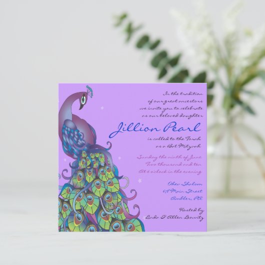 Peacock Theme Bat Mitzvah Uitnodiging Violet uit (Staand voorkant)