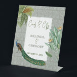 Peacock Tropical Greenery Wedding Cards Gifts Sign Reclamebord Met Voetstuk<br><div class="desc">Een  vredeskolibrie met een tropische groen en een demaspatroon achtergrond. Dit ontwerp is ideaal voor alle seizoenen. Een elegant ontwerp van de waterverf in een hedendaags thema. Een klastige trouwkaart en cadeautjes ondertekenen een ontwerp met glorieuze paardenveren en moderne elementen. Er zijn ook overeenkomende trouwbenodigdheden en andere huwelijksuitnodigingsformaten beschikbaar.</div>