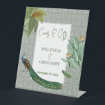 Peacock Tropical Greenery Wedding Cards Gifts Sign Reclamebord Met Voetstuk<br><div class="desc">Een  vredeskolibrie met een tropische groen en een demaspatroon achtergrond. Dit ontwerp is ideaal voor alle seizoenen. Een elegant ontwerp van de waterverf in een hedendaags thema. Een klastige trouwkaart en cadeautjes ondertekenen een ontwerp met glorieuze paardenveren en moderne elementen. Er zijn ook overeenkomende trouwbenodigdheden en andere huwelijksuitnodigingsformaten beschikbaar.</div>