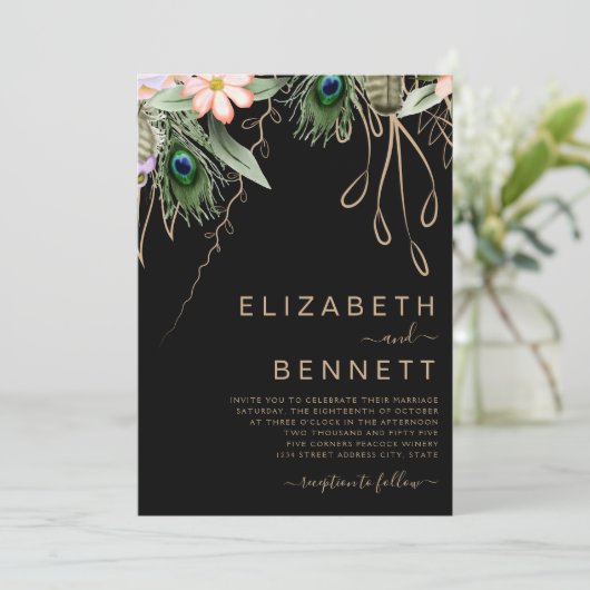 Peacock Veer Donkere bruiloft Uitnodiging (Staand voorkant)