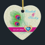 Peacock veer juweel hart bruiloft Save the Date Keramisch Ornament<br><div class="desc">Pauw veren juweel hart bruiloft Save the Date ornament, met een elegante, pauw veer in limoen en smaragdgroen, blauw, turquoise en magenta / fuchsia hot pink, een magenta / fuchsia roze band en een afbeelding van een blauw hart sieraden diamant met gouden omtrek met strass op ivoor ecru damast achtergrond....</div>