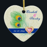 Peacock veer juweel hart bruiloft Save the Date Keramisch Ornament<br><div class="desc">Pauw veren juweel hart bruiloft Save the Date ornament, met een elegante, pauw veer in limoen en smaragdgroen, blauw, turquoise en sinaasappel, een blauw band en een afbeelding van een roze hart sieraden diamant met gouden omtrek met strass op ivoren ecru damast achtergrond. Een modern, stijlvol design van een klassiek...</div>