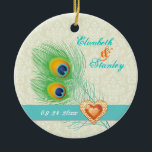 Peacock veer juweel hart bruiloft Save the Date Keramisch Ornament<br><div class="desc">Pauw veren juweel hart bruiloft Save the Date ornament, met twee elegante, pauw veren in limoen en smaragdgroen, blauw, turquoise en sinaasappel, een turquoise band en een afbeelding van een oranje hart sieraden diamant met gouden omtrek met strass op ivoor ecru damast achtergrond. Een modern, stijlvol design van een klassiek...</div>