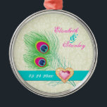 Peacock veer juweel hart bruiloft Save the Date Metalen Ornament<br><div class="desc">Pauw veren juweel hart bruiloft Save the Date keepsake ornament huwelijksverjaardag, met een sierlijke, pauw veer in limoen en smaragdgroen, blauw, turquoise en magenta / fuchsia hot pink, een turquoise blauw band en een afbeelding van een roze hart sieraden diamant met gouden omtrek met strass op ivoren ecru damast achtergrond....</div>