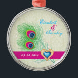 Peacock veer juweel hart bruiloft Save the Date Metalen Ornament<br><div class="desc">Pauw veren juweel hart bruiloft Save the Date ornament, met een elegante, pauw veer in limoen en smaragdgroen, blauw, turquoise en magenta / fuchsia hot pink, een magenta / fuchsia roze band en een afbeelding van een blauw hart sieraden diamant met gouden omtrek met strass op ivoor ecru damast achtergrond....</div>
