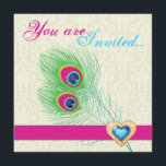 Peacock veer juweel hart bruiloft uitnodiging<br><div class="desc">Pauw veren juweel hart bruiloft uitnodiging met een pauw veer in limoen en smaragdgroen,  blauw,  turquoise en fuchsia hot pink,  een roze band en een blauw hart sieraden diamant met gouden omtrek en strass op ivoren ecru damast achtergrond.</div>