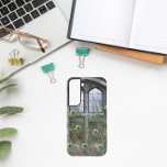 Peacock veren en gotische ramen samsung galaxy hoesje<br><div class="desc">Bescherm uw Samsung Galaxy S22-telefoon met deze trendy telefoonhoes met het foto-afbeelding van kleurrijke pauwenveren tegen gotische ruiten. Selecteer de stijl van je telefoon. Voor andere telefoonmerken moet u het hoesje aanpassen om het afbeelding aan de randen van de sjabloon van het ontwerp te vullen.</div>