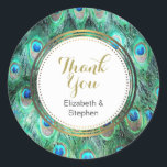 Peacock veren exotische wilde Waterverf dank u Ronde Sticker<br><div class="desc">Een dank u sticker voor feesten, bruiloften, waardering etc... Met een felgekleurd patroon van exotische en wilde pauwenveren in blauwgroen, juweelgroen, aqua en kobaltblauw. Het centrum heeft een gouden omrande cirkel met dank u geschreven in goud en uw persoonlijke namen. Artistiek en fancy, gemaakt met waterverven. Een chique en stijlvol...</div>