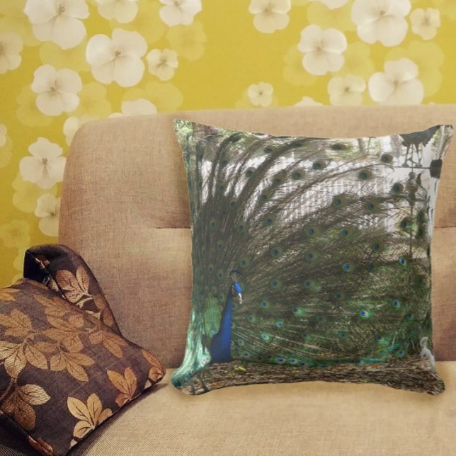Peacock Vogelverenkleed en Albino Peahen Foto Kussen (A throw pillow with a photograph of a peacock bird and an albino peahen.)