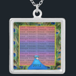 Peacock Wedding Photo Silver Ketting<br><div class="desc">Geef dit ketting een persoonlijk tintje om als huwelijksgunsten te hebben bij je trouwreceptie of om er zelf een te hebben als herinnering aan je speciale dag. Dit ketting is ook het perfecte geschenk voor de bruid op haar vrijgezellenfeest. Personaliseer door uw foto toe te voegen, en de tekst op...</div>