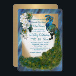 Peacocks & Emerald Green Metallic Silk & Gold Kaart<br><div class="desc">Decoratief metallisch smaragdgroen met twee pauken,  veren en witte bloemen die passen bij dit briefpapier thema voor een vreedzame bruiloft of als decor</div>