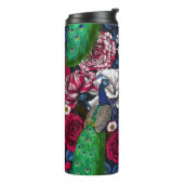 Peacocks in de tuin van het roos thermosbeker (Gedraaid links)