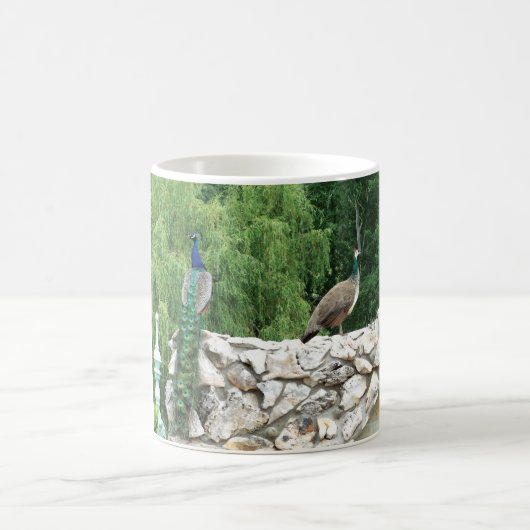 Peacocks in een tuinfoto-Mok Koffiemok (Center)