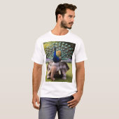 "Peacock's Playful Pounce - Bold T-shirt" T-shirt (Voorkant volledig)