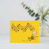 Peanuts | Charlie Brown Raking Leaves Briefkaart (Staand voorkant)