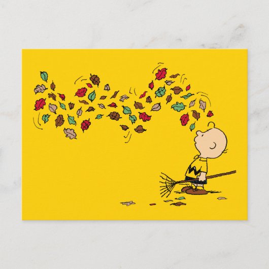 Peanuts | Charlie Brown Raking Leaves Briefkaart (Voorkant)