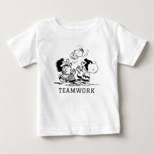 Peanuts Gang Lifting Snoopy