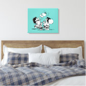 Peanuts Gang Lifting Snoopy Canvas Afdruk (Insitu (Slaapkamer))