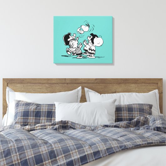 Peanuts Gang Lifting Snoopy Canvas Afdruk (Insitu (Slaapkamer))