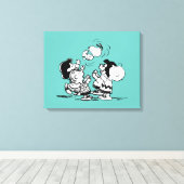 Peanuts Gang Lifting Snoopy Canvas Afdruk (Insitu (Houten vloer))