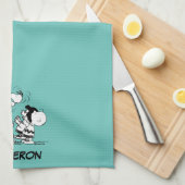 Peanuts Gang Lifting Snoopy Theedoek (Quarter Fold)