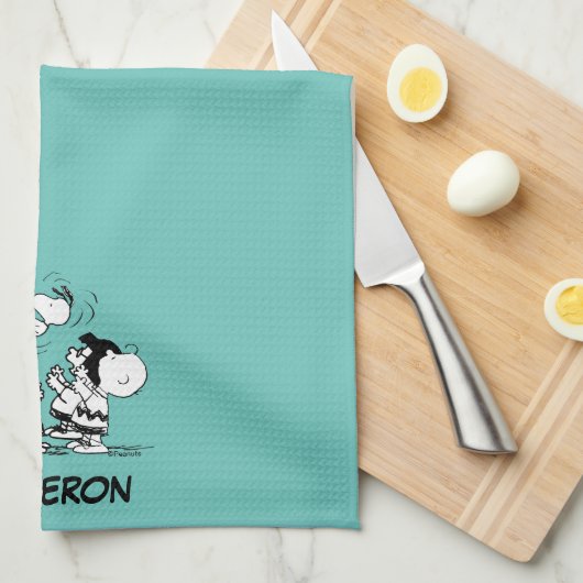 Peanuts Gang Lifting Snoopy Theedoek (Quarter Fold)