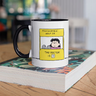 Peanuts Lucy & de Dokter Is Binnen Mok