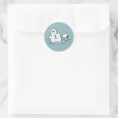 Peanuts | Snoopy Bouwt Een Sneeuwman Ronde Sticker (Tas)