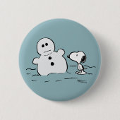 Peanuts | Snoopy bouwt een sneeuwpop Ronde Button 5,7 Cm (Voorkant)